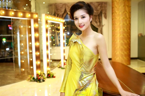 Hoa hậu Triệu Thị Hà khoe vai trần với áo dài cách điệu