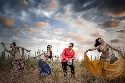 Mãn nhãn với màn bellydance nóng bỏng trên đồng quê