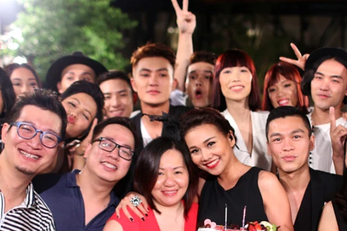 Thanh Hằng bất ngờ với tiệc sinh nhật cùng Vietnam’s Next Top Model