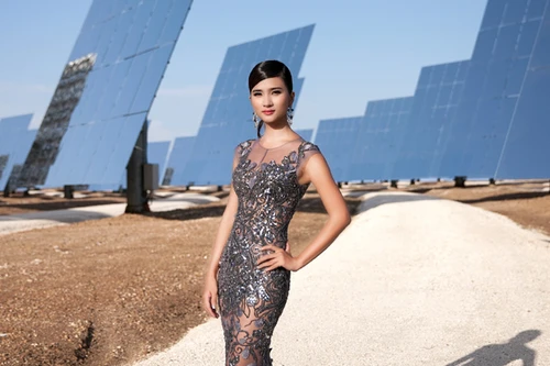 Kim Tuyến lộng lẫy dự show thời trang tại Tây Ban Nha
