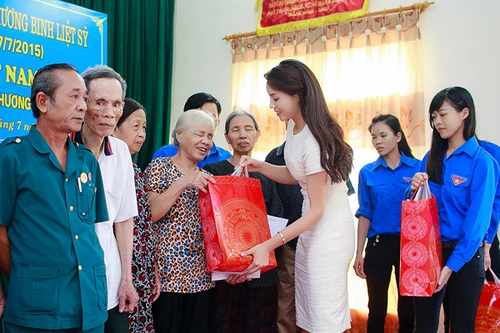 Hoa hậu Kỳ Duyên bỏ "tiền túi" về quê làm từ thiện