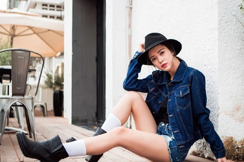 Vũ Ngọc Anh khoe chân dài thẳng tắp