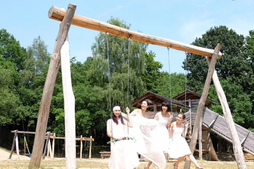 Hoa hậu Ngọc Hân làm nhiếp ảnh gia chụp ảnh cưới cho siêu mẫu Thuý Hương