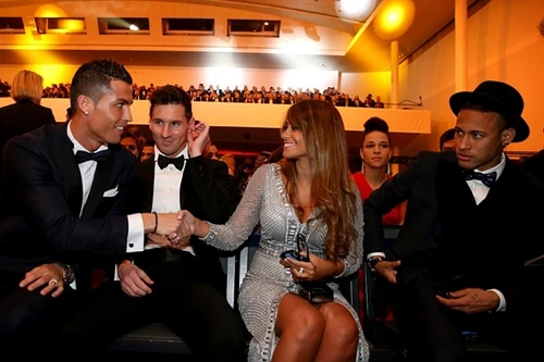 Bắt tay bạn gái của Messi, Ronaldo bị Neymar nhìn với ánh mắt hình "viên đạn"