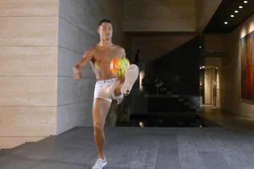 Bất ngờ với clip Ronaldo khỏa thân tâng bóng