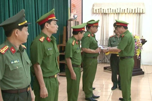 Ban giám đốc khen thưởng CAH Sóc Sơn trong công tác khám phá án