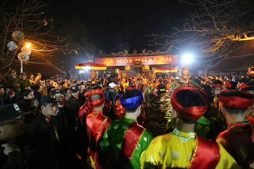 Không ngại chen chúc, biển người dự lễ khai ấn đền Trần 2018