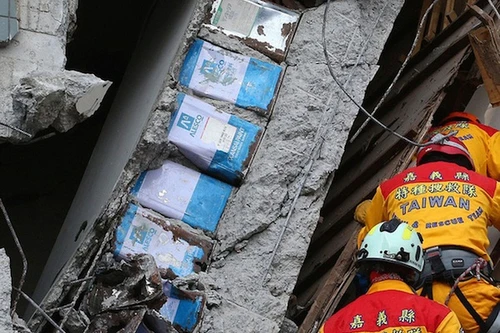 Toà nhà 17 tầng đổ sập ở Đài Loan được xây bằng can dầu rỗng 