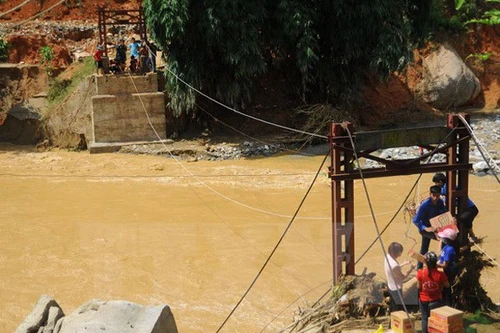 Cứu trợ khẩn cấp người dân bị ảnh hưởng lũ quét tại Lào Cai