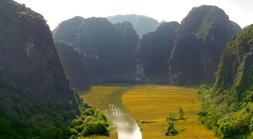 Ngắm Việt Nam đẹp tuyệt vời từ trên cao qua MV "Vươn Cao Việt Nam"