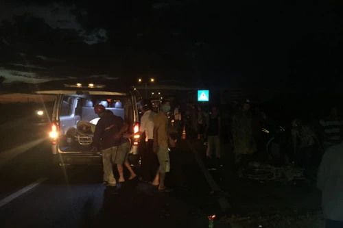 Một thợ hồ chết thảm dưới gầm ô tô