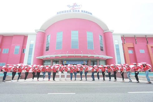 Top 25 thí sinh "Hoa khôi sinh viên Hà Nội" thăm nhà máy Number 1 Hà Nam