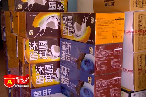 Phát hiện hơn 10 tấn bánh kẹo, trà sữa không rõ nguồn gốc vận chuyển từ Lào Cai về Hà Nội