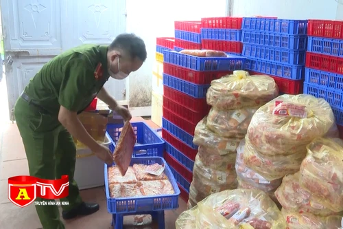 Cận cảnh 2 tấn trứng non, kê gà, nầm lợn đông lạnh nhập lậu