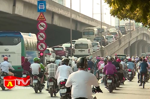 Xén dải phân cách giao thông có giảm tải hay tiếp tục ùn tắc?