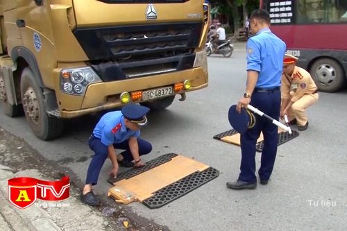 Tuần tra, xử lý 1.500 xe ô tô vi phạm chở quá tải trong tháng 7