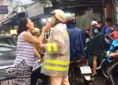 Mời người phụ nữ vi phạm giao thông còn tấn công CSGT lên làm việc