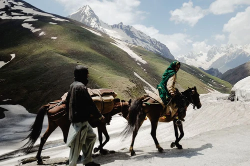 Góc nhìn khác về "Nóc nhà thế giới"
