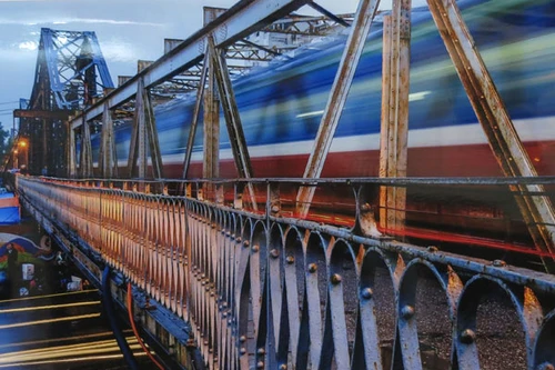 Sống động đường ray tàu hỏa vào phố