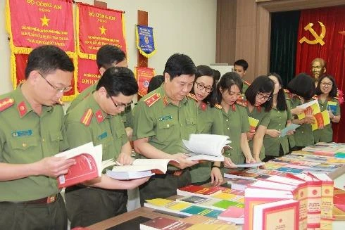 Khai mạc triển lãm "Sách với cán bộ chiến sỹ Pháp chế CAND"