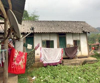 Mưa đá "khủng" làm thủng mái nhà ở Tuyên Quang