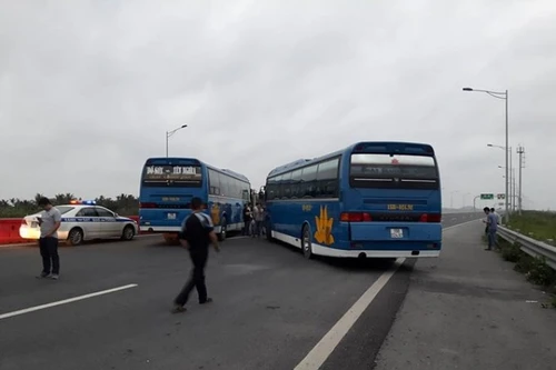 Hai xe khách chắn ngang cao tốc Hà Nội- Hải Phòng vì phản đối tăng phí?