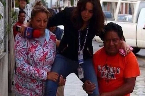 Nữ phóng viên bị sa thải vì để dân bế qua đường ngập 