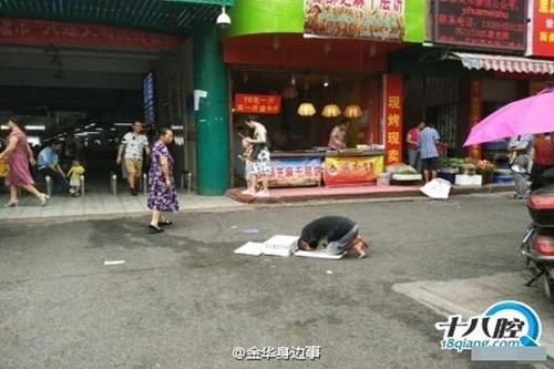 Ăn xin "cụt tay" bị bóc mẽ giữa chợ