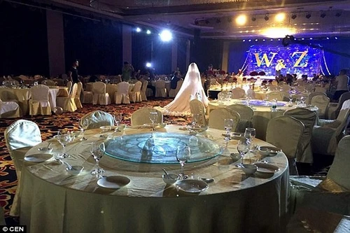 Gặp bão, đám cưới "trơ khấc" chỉ còn cô dâu- chú rể