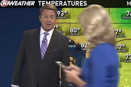 Mải chơi điện tử, nữ nhà báo làm gián đoạn chương trình trực tiếp 