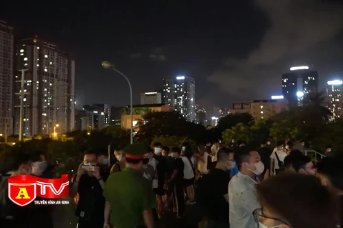 Xử phạt 42 triệu đồng 21 trường hợp tụ tập trên cầu vượt Hồ Tùng Mậu