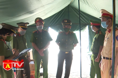 Phân luồng các phương tiện chống ùn tắc tại chốt phòng chống dịch bệnh