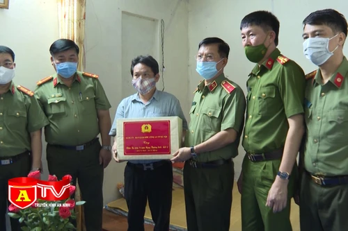 Thăm hỏi, tặng quà thân nhân liệt sỹ và cán bộ thương binh