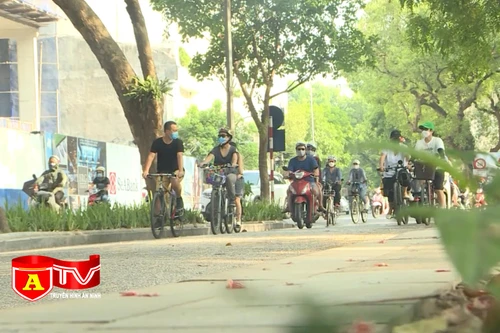 Mất an toàn giao thông bởi ý thức của một số người đi xe đạp thể dục