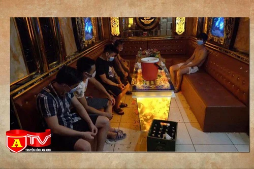 Phát hiện quán karaoke đón hàng chục khách giữa mùa dịch Covid-19