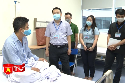 Thăm hỏi, động viên công an xã bị thương trong khi làm nhiệm vụ