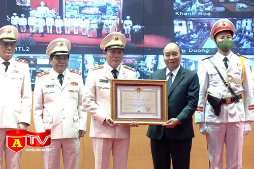 Lực lượng An ninh nhân dân đón nhận Huân chương Bảo vệ Tổ quốc hạng Nhất