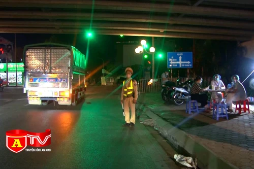 Trắng đêm canh gác cửa ngõ Thủ đô phòng chống dịch bệnh Covid-19