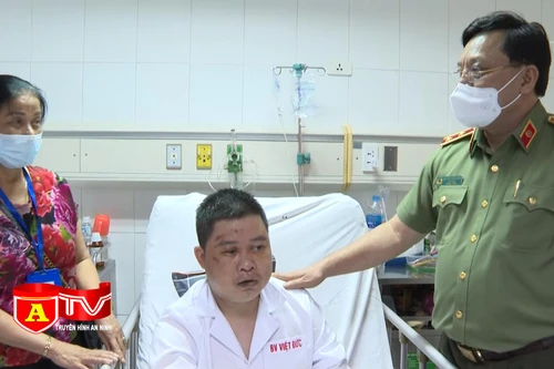 Biểu dương cán bộ chiến sĩ bị thương trong khi làm nhiệm vụ