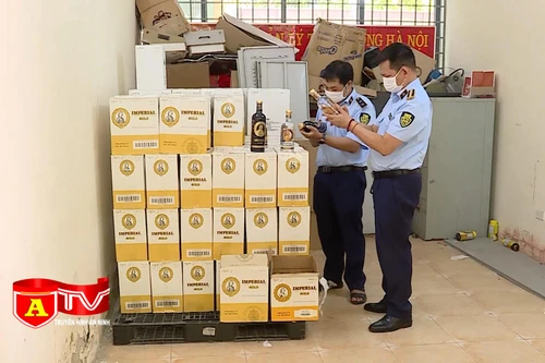 Tạm giữ hơn 900 chai rượu có dấu hiệu nhập lậu