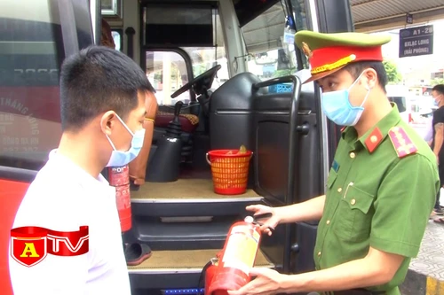 Bất an khi dụng cụ thoát hiểm trên ô tô chỉ để… đối phó