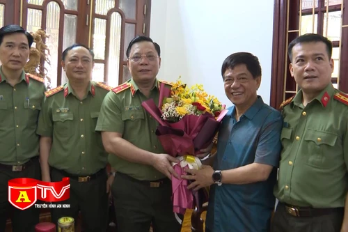 Thăm tặng quà các đồng chí nguyên là lãnh đạo CATP Hà Nội qua các thời kỳ