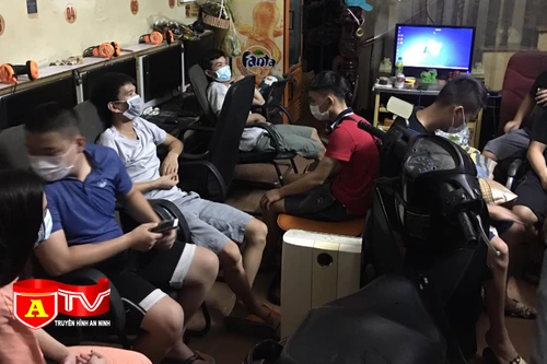 Giữa mùa dịch bệnh, quán game vẫn mở cửa đón khách