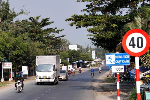 Biển hạn chế tốc độ cắm tràn lan khiến lái xe ức chế