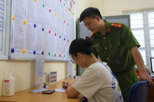 Người dân có thể nộp hồ sơ cấp đổi GPLX tại công an xã, phường