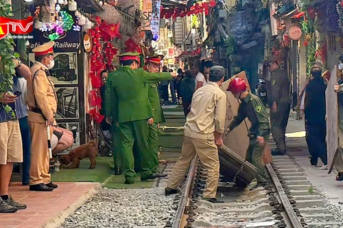 Hà Nội tăng cường xử lý vi phạm tại "Cà phê đường tàu"