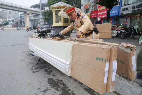 Cảnh sát giao thông xử lý nghiêm xe máy chở hàng cồng kềnh dài tới 3m 