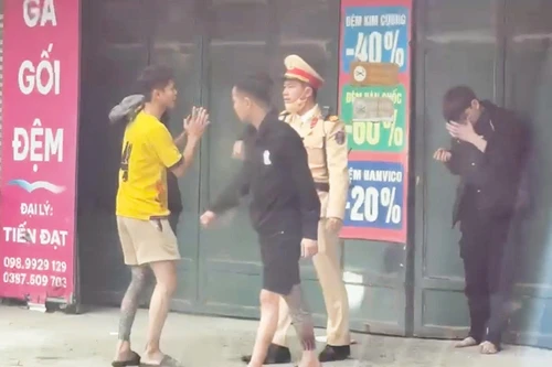 Cảnh sát giao thông kịp thời ngăn chặn vụ hành hung giữa phố 