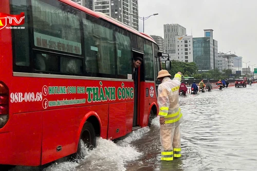 Công an thành phố Hà Nội bảo đảm giao thông trong điều kiện thời tiết xấu 