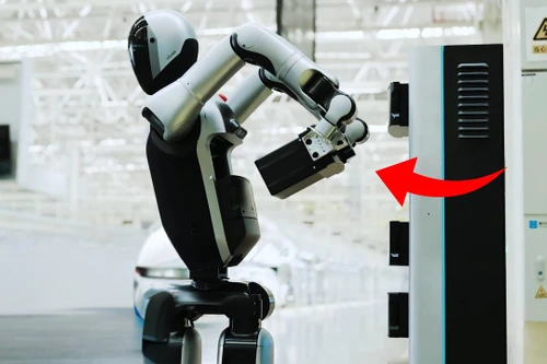 Robot hình người đầu tiên trên thế giới có khả năng tự động thay pin